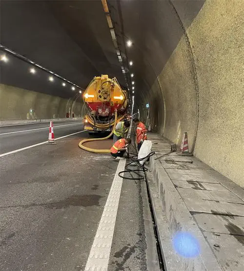 凯里隧道排水渠清淤